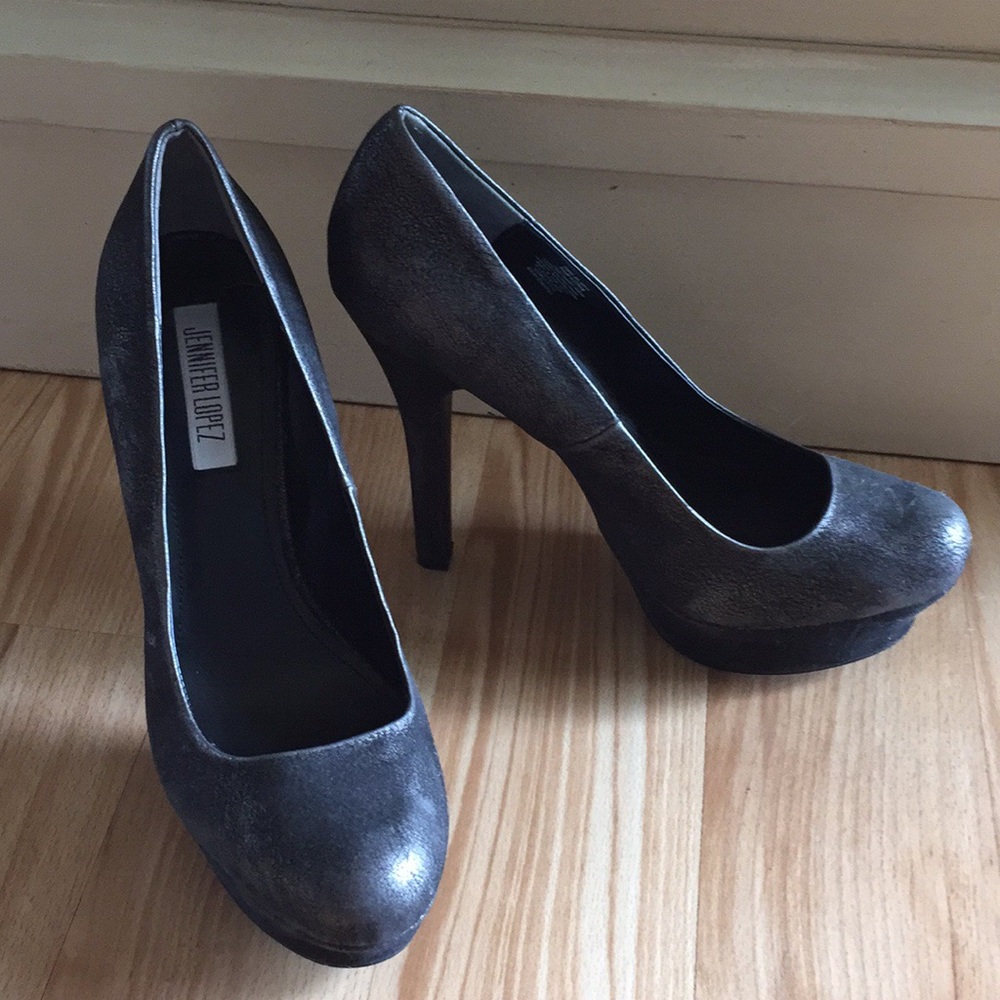Jennifer Lopez high heel pumps